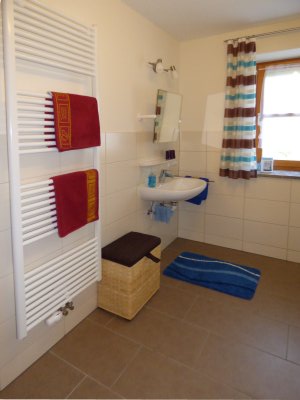 gillingerhof-ferienwohnung-3-badezimmer-waschtisch-400