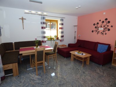 gillingerhof-ferienwohnung-3-essen-couch-400